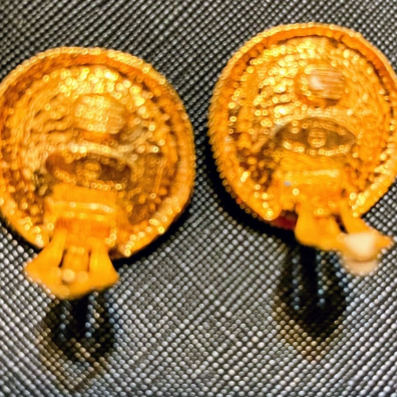 Authentic, Iconic and classic vintage 1980s era Chanel Clip on earrings - Picture 2 of 10